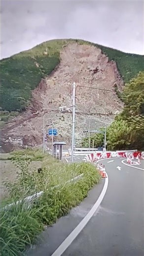 2016年6月熊本地震被災直後の阿蘇大橋と外輪山斜面の大崩壊