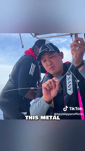 Tired of TANGLED fishing lines? This Trick Actually Works! Tried out this new fishing accessory that serves like a metal arm—designed to keep your line from tangling. These “arms” are a very popular piece of fishing tackle in Japan. They come in all different sizes for different types of fish to hold your line away from your sinker or chum rig. We rigged it up with a sinker, circle hook, and plastic lure, dropped it down, and boom—hooked a nice yellowfin tuna! Clean rig, solid fight, and no mess