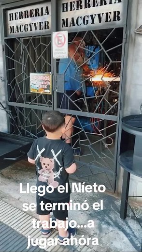 Jugar y Trabajo: La Diversión con el Abuelo y el Nieto