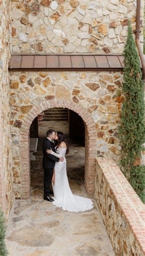 Florida Wedding Photographer & Destinations on Instagram: "It’s not your venue, it’s these 5 “vibe killers”: 🙂‍↕️Unbalanced décor (too much on one side of the ceremony arch) 🍃Cheap-looking drapes or fake greenery 🫟Messy getting-ready room in the background 📲Bright phone lights during your first dance 🎤DJ booth with tangled cords front and center A high-end feel = clean lines, soft lighting, and intention everywhere😉 Follow now because these next tips might save your wedding photos. #orland