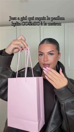 Le parfum COSMIC de @Kylie Cosmetics c’est un bon 7/10 ! Réf article @Nocibé France : 1162296 Merci @niceworkparisoff *Produit offert #colispresse #kyliejenner #kyliecosmetics #nicework #unboxing