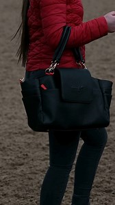 Want to add a little bit of luxury to your grooming? ✨ Finished in a luxury matt vegan leather-grained fabric, making it easy to wipe over to keep clean, as well as options to change the original black shoulder strap to something more glamorous 👑 Our Ultimate Grooming Bag is perfect for transporting and storing grooming and show day equipment and kit, keeping them accessible and organised for both daily and competition use. 🏇 Shop here - https://smartgrooming.com/collections/for-the-rider/prod