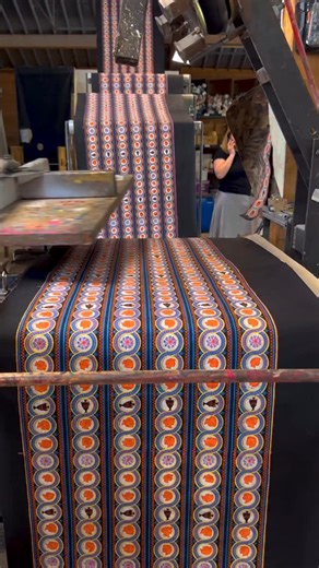 We recently had the privilege of recreating this remarkable pattern; the brilliance of the original colors remains striking. We will be sharing more technical details about it soon. Feel free to contact us for your restoration projects. —— —— Nous avons récemment eu le privilège de reconstituer ce motif remarquable : l’éclat des couleurs d’origine demeure saisissant. Nous partagerons prochainement davantage d’informations techniques à ce sujet. N’hésitez pas à nous contacter pour vos projets de 