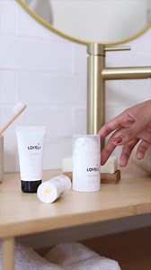 💚 Alle producten van Loveli zijn 100% troepvrij. Omdat het beter is voor de wereld, maar ook voor je gezondheid en zeker voor je huid. Want hoe minder troep je op je huid smeert, hoe beter je huid voor zichzelf kan zorgen. En dan wordt je huid misschien wel mooier dan je had kunnen hopen! Zelfs de meest fancy ingrediënten doen lang niet zo veel voor je als een huid die in balans is. Vind je balans, dan pas weet je hoe mooi je huid écht is! Daarom bevatten de producten van Loveli alleen maar nat