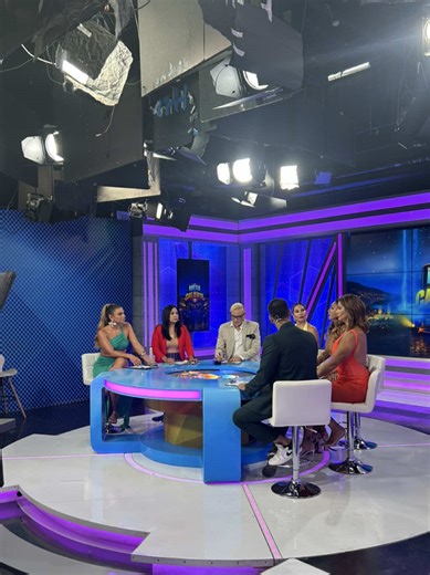 Así se vivió nuestro primer día al aire 🔥🎥 Risas, nervios, preparación y mucha pasión detrás de cada toma. El estreno de Mesa Caliente se vivió con toda la energía dentro y fuera del set. 💬❤️ 📺 De lunes a viernes a las 11pm por @Panamericana Televisión #DetrásDeCámaras #MesaCaliente #PrimerPrograma