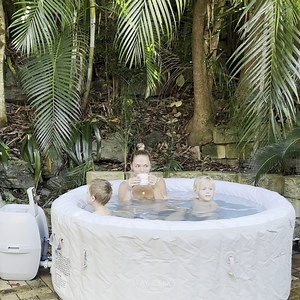 Mum's knowing their worth and treating themselves this Mother's Day - we love it! 🫶Thanks to Tara Pavlovic for sharing the set-up of her new Tahiti Lay-Z-Spa™, loved by the whole family and perfect for some glam "me-time" this weekend and beyond 🫧🩵 Available at Bunnings Warehouse https://bit.ly/3RiAEyq #bestwaytorelax #layzspa #tahiti #mothersday #treatyourself | Bestway