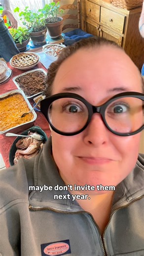 Top Thanksgiving Question: “How do I keep all the food warm?” Food finishing at 12 different times is quite the conundrum! But keeping everything hot is actually super easy with these options: ♨️ If you have a second oven, keep it at a low 200˚ and store until ready to serve. 🥘 Slow cookers are great for mashed potatoes or other casseroles. 🆒 Coolers! Y’all, did you know you can “hot box” a cooler and store your warm casseroles in it?? You can find warming mats on Amazon, and use those too. Th