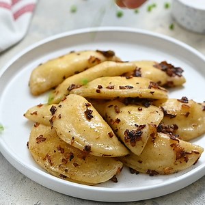 34K views · 338 reactions | Recipe here: https://therecipecritic.com/pierogis/ Pierogi are delightful dumplings stuffed with potatoes and cheese. These are traditional Polish dumpling that puts a whole new meaning to comfort food! | Tried and True Recipes | Facebook