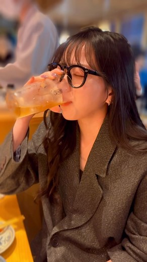 まえだ まはる | . 久しぶりの飲み動画ー！ いつもは正面だけど今日は隣同士で飲んでる風🫶🏻🫶🏻 瓶ビールの美味さに改めて気付いて虜になってます 美味しいご飯とお酒は私を平和にする、、 #ビール党 #お酒好き女子 | Instagram