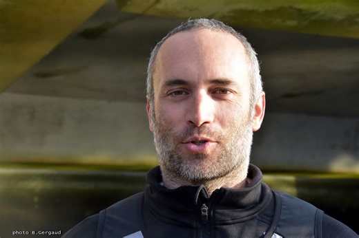 Deux mois après l'incendie de son bateau, ce skipper du Vendée Globe rachète un monocoque