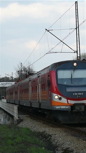 miał być 14WE a tu takie gówno... EN57-2005 wjeżdża na przystanek Kęty Podlesie jako R K52 Biała