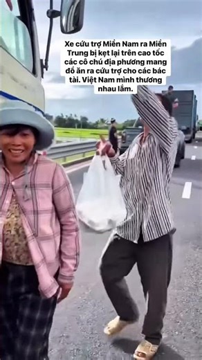 Việt Nam thương nhau lắm, cảm ơn cô chú địa phương cứu trợ cho các bác tài xế. #viral #vietnam taixe
