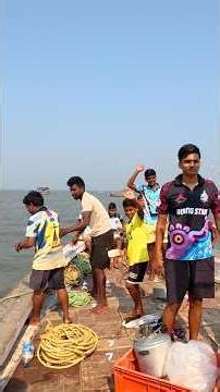 लहान मुलांनी बोटीवर मासे पकडून बनवले जेवण. Fishing & cooking with childrens #boat #fishing #seafood