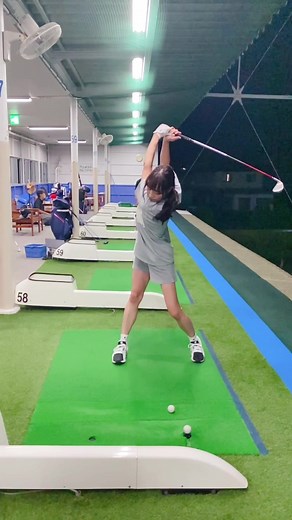 ゴルフ女子の魅力的なスイングレッスン動画♪