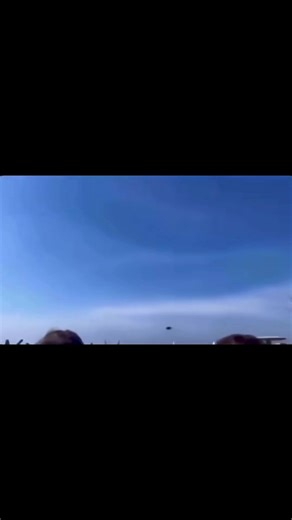 Cuando un avión se acerca a la velocidad del sonido, el aire frente a él ya no puede apartarse con suficiente rapidez. Las ondas de presión que normalmente se dispersan comienzan a comprimirse y acumularse en un mismo frente. En ese punto, el flujo deja de ser suave y se forma una onda de choque. Al superar la velocidad del sonido, el avión pasa a moverse más rápido que esas perturbaciones. Las ondas ya no pueden adelantarse, y quedan organizadas en una estructura cónica: el cono de Mach. Lo que