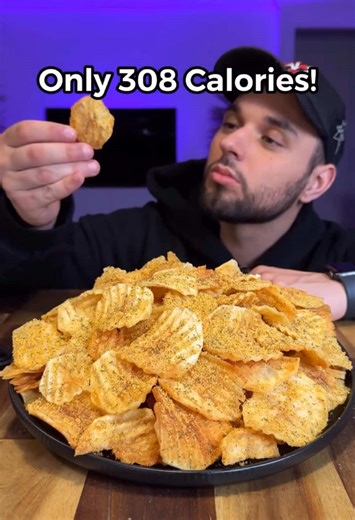 High Protein Cheddar & Sour Cream Potato Chips! Only 308 Calories!🧀🍟🔥 Made By: @Aussie Fitness 🇦🇺💪🏼 For All The Best & Simple High Protein Recipes In One Place Follow: @legends_cooking Follow My Main Account: @Mykhaylo Macros (Total): 308 Calories 59g Carbs 5g Fat 14g Protein Ingredients: 500g Peeled & Sliced Potatoes (Carisma Potatoes) Bowl Of Cold Water & Ice (soaking the potatoes in an ice bath removes extra starch to make the chips crunchier) Light Cooking Oil Spray (FryLight) Cheddar