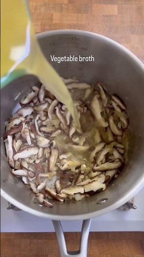 Easy & Flavorful Vegan Ramen: Shiitake Mushrooms, Tofu, & Bok Choy 🍜 🌶️🔥