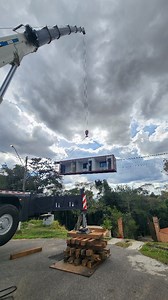 Hoje foi dia de mega operação! Aqui de vez em quando nossas casas, além de viajar, voam alto tambem! 🏗🏗🏡♻️ #casacontainer #azulcontainers #container #construcoesemcontainer #containerhouse #containerhome #shippingcontainer #obra | Azul Containers