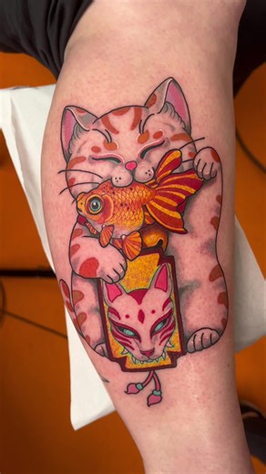 Maneki neko, lucky cat, tattooed by Cristopher Mendez at the Rouen Tattoo Convention. #manekineko #manekinetattoo #manekitatto #luckycat #luckycattattoo #cattattoo #catlover #catlovers #francetattoo #deauvilletattoofestival #rouentattoofestival #valenciatattoo