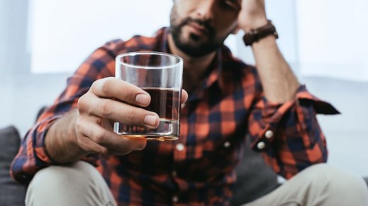 Sucht (Abhängigkeit) » Arten, Ursachen & Therapie
