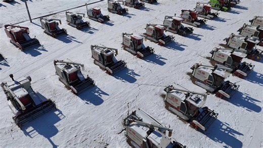 Heilongjiang Province, dubbed "grain barn" of China, has entered a new farming season. In Shuangyashan City, workers are engaged in clearing snow and securing plastic coverings for greenhouses for paddy rice seedling breeding. Maintenance and inspection of agricultural machinery are also underway. xhtxs.cn/bayl | China Xinhua News