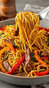 Spaghetti Sautés au Bœuf & Poivrons Colorés Le mariage parfait entre la pasta italienne et l'énergie d'un sauté asiatique C'est le plat idéal quand on veut du réconfort et de la couleur dans son assiette. Le secret réside dans la cuisson "al dente" des spaghetti, qui finissent de cuire directement dans la sauce pour absorber tous les sucs du bœuf. Les poivrons rouges, jaunes et verts ne sont pas là que pour le décor : leur sucrosité naturelle, une fois saisie à feu vif, crée un contraste parfait