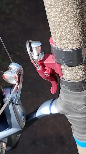 3.5M views · 19K reactions | Quando invece di usare il salvadito usi un vero grilletto da casting #casting #biagiomorra #longcasting #reel #fishing #polonia | Biagio MORRA | Facebook