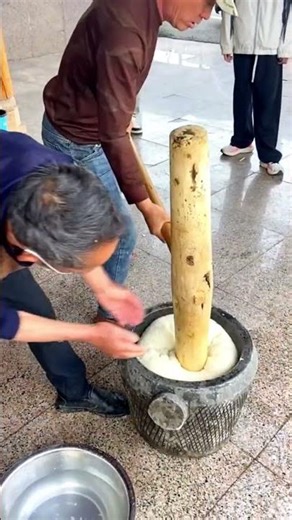 石臼で叩き上げる伝統もち作り職人技