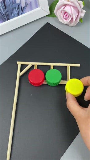 Let’s make a simple traffic light craft to teach children traffic knowledge and safety. Parent-c