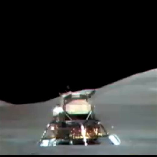 A decolagem do módulo lunar da Apollo 17 vista por essa câmera prova que a NASA já operava tecnologia de ponta remotamente em 1972. O movimento de acompanhamento perfeito foi controlado da Terra com um atraso de segundos, antecipando cada centímetro da subida sem erro humano.