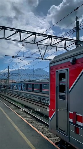Rudi | Travel Content Creator on Instagram: "Setiap momen Nataru, naik Commuter Line selalu punya rasa yang beda. Stasiun lebih hidup, peron lebih padat… dan di tengah ramainya orang pulang & pergi, aku tetap memilih kereta sebagai teman perjalanan. Sebagai pengguna yang masih harus bermobilitas di akhir tahun, aku ngerasa satu hal: selama perjalanan bisa aman & terjaga, itu sudah cukup berarti. Dan di balik semua yang kita lihat di peron dan gerbong, ada banyak petugas yang tetap siaga supaya k