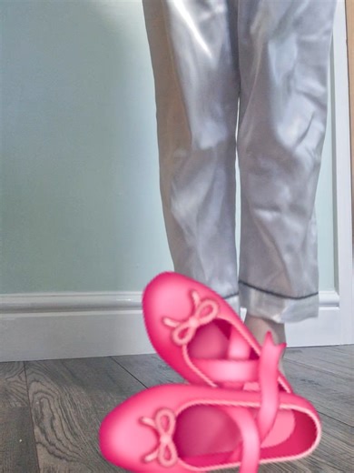 Yes i know at the end I went up on full pointe but i was holding onto the bar until i came down and barely any weight was on my toes. Plsss tell me i really want to go on pointe #fyp #ballet #pointe #pointeshoe #viral