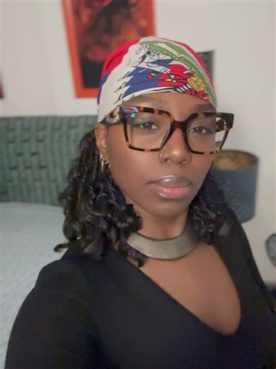 Sandrine Oreste | Fanm Debouya 🇭🇹💪🏾 on Instagram: "Pour celles et ceux qui ne me connaissent pas encore… byenvini, bienvenue & welcome ✨ Moi c’est Sandrine Oreste, Franco-Haïtienne, née, élevée et évoluant dans le 93. 🇭🇹✨ J’ai grandi entourée de 3 frères, avec un parcours parfois chaotique, mais qui m’a construite. Mon alimentation préférée c’est l’œuf 🥚✨et plus précisément l’omelette ou les œufs au plat. Je dois en manger 3 par jour depuis