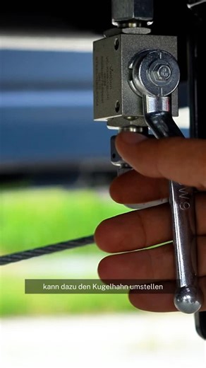 RSM · Hakenlift · Container on Instagram: "Noch mehr Kraft mit dem Zusatzkippzylinder! 💪🏻 Unser Zusatzkippzylinder unterstützt den Hauptzylinder beim Ankippen von Container. Ihr könnt ihn über den Kugelhahn an unseren Fahrzeugen aber auch deaktivieren. ✅ #rsm #fahrzeugbau #hakenlift #hakenliftanhänger #kipper #wechselsystemkipper #containerbau #abrollcontainer #absetzcontainer #uboxx #hochleistungscontainer #bestbody #hardox #abrollmulde #abrollpritsche #abroller #landwirtschaft #landwirt #tre