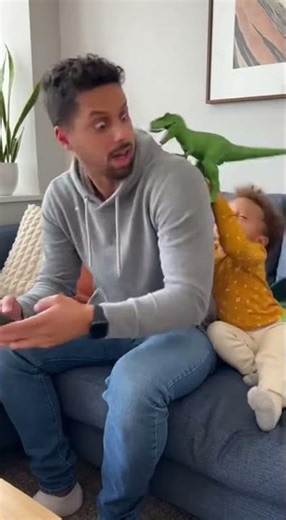 Jurassic Prank: Dad never saw it coming! 🦖😂 #prank #scare #dinosaur #dad #funny #humor