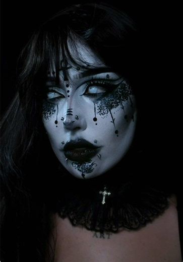 Goth makeup transition: look facile per Halloween