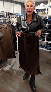 ✨ Leuke aanbieding, dames! ✨ Deze prachtige rokken in de kleur chocoladebruin shop je nu voor slechts €25. Verkrijgbaar in maat 38 t/m 44. Bij interesse mag je WhatsApp sturen naar 📲 06 42 43 14 24. | Natasja Fashion