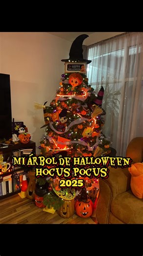 Hocus Pocus es el tema de mi árbol de Halloween 2025 🎃🧹🧹🧹🐈‍⬛ Soy súper fan de las hermanas Sanderson y usé como base unas figuras de peluche que tenía de las 3 brujas y de Tachery Binx el gato negro. Completé con esferas naranja, escobas pequeñas, sombreros de bruja, mini calabazas y mini calderos de plástico, cubetas naranja con cara de calabaza, un sombrero de bruja negro en la punta, listón y moños blanco y negro, calabazas de barro en la base del árbol y series de luces color blanco, mo