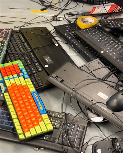 Building a tree with old PC keyboards 🌲