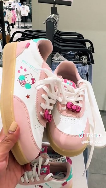 Nuevos Tenis de Hello Kitty en ZARA