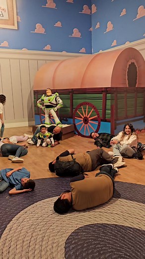 ¡Ahí viene Andy! 🤪🤪🤪 - MundopixarMX | Toy Story Escena Divertida