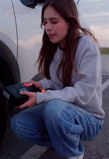 🚗 Emergencia resuelta en minutos Arranca tu auto aunque la batería esté descargada. ⚡ Arrancador potente Pico de 800 A, ideal para autos, SUV y motocicletas. 🛞 Inflador integrado Presión ajustable para llantas, bicicletas, balones y más. 🔋 Power bank incluido 8,000 mAh con 2 puertos USB QC de 18 W para tus dispositivos. 🔦 Linterna LED Modo fijo, S.O.S. y estrobo para cualquier imprevisto. 📊 Pantalla digital Consulta nivel de batería y presión de llantas en tiempo real. #auto #emergencia #en