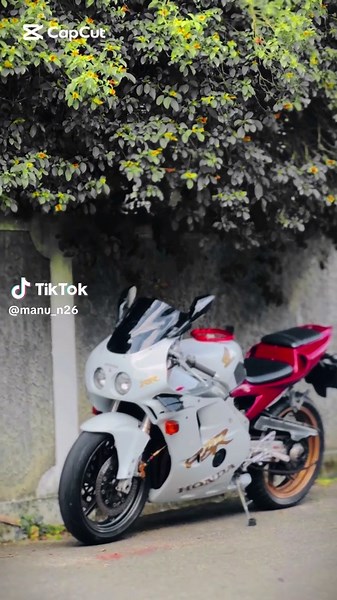 Clean and Clear Honda CBR250RR Overview