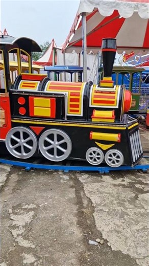 kereta api merah kuning