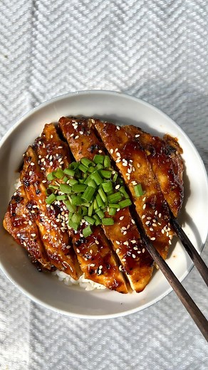 These Black Pepper Tofu “Chicken” Steaks by @thefoodietakesflight are coated in a savory-sweet black pepper sauce that’s perfect paired with rice and veggies 🍚🥢 Comment ‘RECIPE’ to have the details sent to your DMs and keep tagging #feedfeed for a chance to be featured. https://thefoodietakesflight.com/vegan-black-pepper-tofu-chicken-steaks/ #tofu #vegan #tofurecipes #weeknightdinner #easyrecipe | Feedfeed Vegan