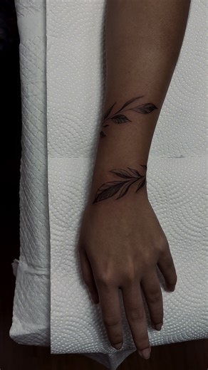 Leaf armband tattoo inspire #tattooleaf #borneoarttattoo #armbandtattoo #tribaltattoo #simpletattoo #tattoo
