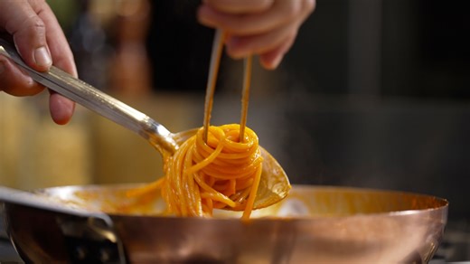 Preparing a perfect al dente pasta is effortless with #Bertazzoni’s signature power burner, which brings water to a boil in under six minutes thanks to its high-efficiency, dual-ring flame with a 19,000 BTU output. This innovative design combines rapid heating with precise control, allowing a delicate simmer at just 750 BTU. The monobloc burners are easy to clean, with no disassembly required, and engineered for maximum safety with a #thermocouple that prevents gas from escaping if the flame is 