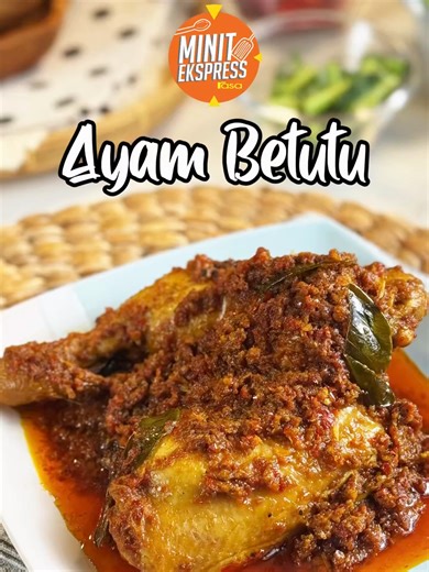 Siapa kat sini peminat masakan Bali? Tak payah terbang jauh, kita buat sendiri Ayam Betutu yang kaya dengan rasa rempah ni! Memang layan! AYAM BETUTU Bahan-bahan: ½ ekor ayam | 2 ekor ayam whole leg 6 helai daun limau purut 1 kiub pati ayam 1 sudu kecil gula 200-300ml air Bahan Kisar: 10 biji bawang merah kecil 6 ulas bawang putih 3 biji buah keras 6 biji cili besar 4 biji cili padi 1 inci halia 1 inci kunyit hidup 1 inci lengkuas 2 batang serai 1 sudu besar biji ketumbar | disangai 1 sudu kecil