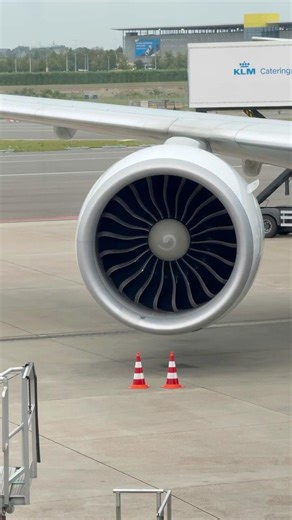 GE90 BLADES! 🌀 The Massive Power Engine of the KLM 777-300ER. The Mighty GE90 Engine #ams #777