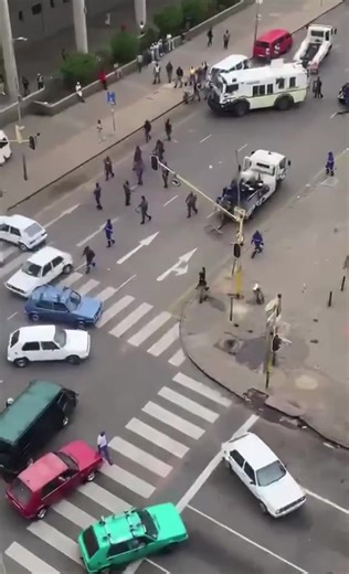 🚨 CBD TRAFFIC DISRUPTIONS | TSHWANE 🚨 Earlier today, 19 January 2026, several vehicles illegally blocked key streets in the CBD while conducting unlawful operations, resulting in major traffic disruptions and public safety risks. 🚓 TMPD officers, working closely with SAPS, intervened swiftly. The offending vehicles are currently being impounded to restore normal traffic flow and ensure public safety. ⚠️ Lawlessness will not be tolerated. Any violations of the National Road Traffic Act (NRTA)